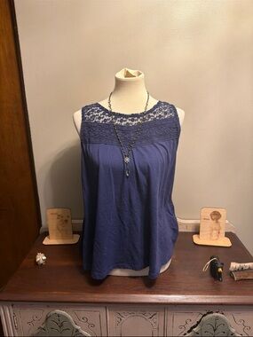 Lace Yoke Sleeveless Tank Top in Navy